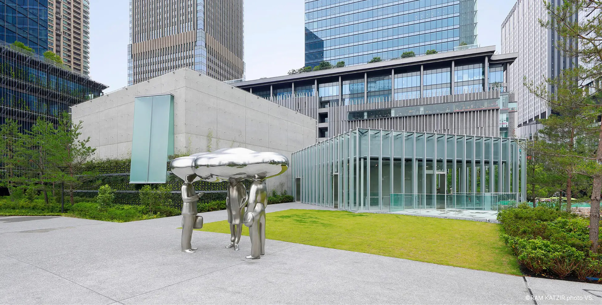 グラングリーン大阪 VS. 外観